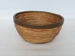 Vintage rotan schaal met koperen rand diameter ca. 26,5 cm, Ophalen of Verzenden, Gebruikt, Rond, Mand