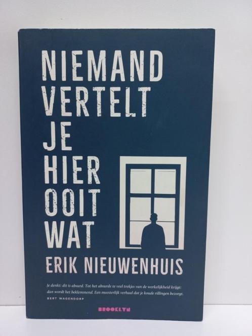 Erik Nieuwenhuis - Niemand vertelt je hier ooit wat, Boeken, Literatuur, Zo goed als nieuw, Nederland, Ophalen of Verzenden