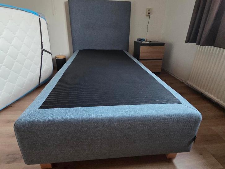 boxspring 90x200 pas 4 jaar oud blauwe kleur, Huis en Inrichting, Slaapkamer | Boxsprings, Zo goed als nieuw, 90 cm, 200 cm, Eenpersoons