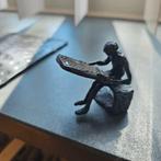 Miniatuur van man of vrouw, die de krant leest., Antiek en Kunst, Antiek | Koper en Brons, Ophalen of Verzenden, Brons
