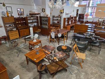 Groot aanbod vintage Mid-Century items meubels accessoires  beschikbaar voor biedingen