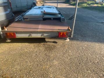Podiumwagen (750kg) beschikbaar voor biedingen