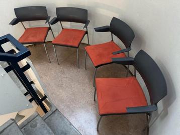 4 stoelen beschikbaar voor biedingen