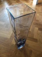 Vierkante hoge glazen vaas vazen, Glas, Ophalen of Verzenden, Zo goed als nieuw, 50 tot 75 cm