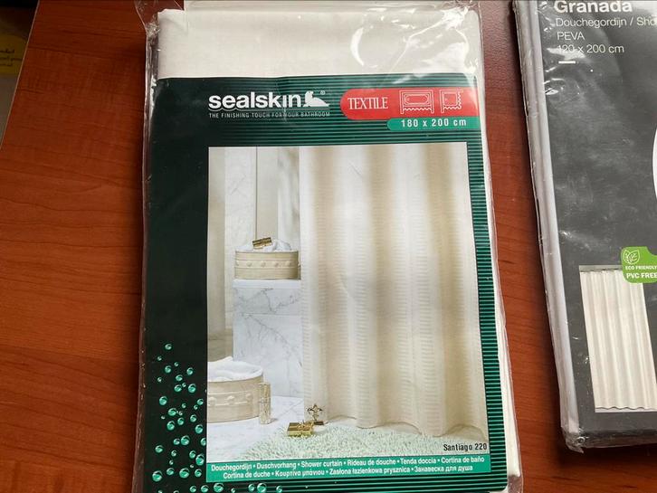 Nieuw sealskin textiel douchegordijn 1.80x 2.00mtr roomkleur, Huis en Inrichting, Badkamer | Badtextiel en Accessoires, Nieuw