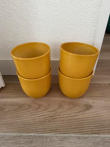 4 okergeel oker geel bloempotten diameter  en hoogte 12 cm beschikbaar voor biedingen