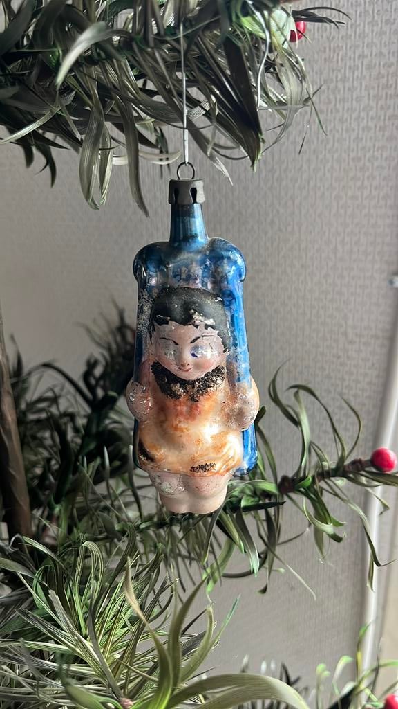 Antieke Kerstbal, meisje op Slee. Verf verlies., Ophalen of Verzenden, Gebruikt