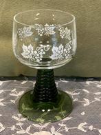 Vintage wijnglas op groene voet (180324), Verzamelen, Ophalen of Verzenden
