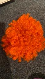 Oranje pruik met krullen, Ophalen of Verzenden, Gedragen, Oranje of Koningsdag, Accessoires