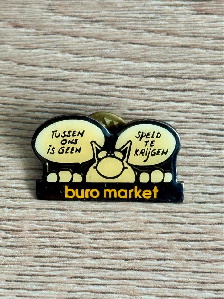 Tussen Ons Is Geen Speld Te Krijgen Pin (Buro Market), Verzamelen, Speldjes, Pins en Buttons, Gebruikt, Speldje of Pin, Overige onderwerpen