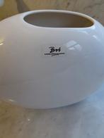 Witte platte asymmetrische vaas 25 cm BOB, Wit, Aardewerk of Porselein, Nieuw, Ophalen of Verzenden