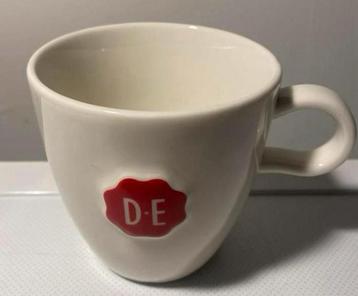 Grote mok van DE met rood logo.Hoogte 9,5 cm/Drsn. 9 cm. beschikbaar voor biedingen