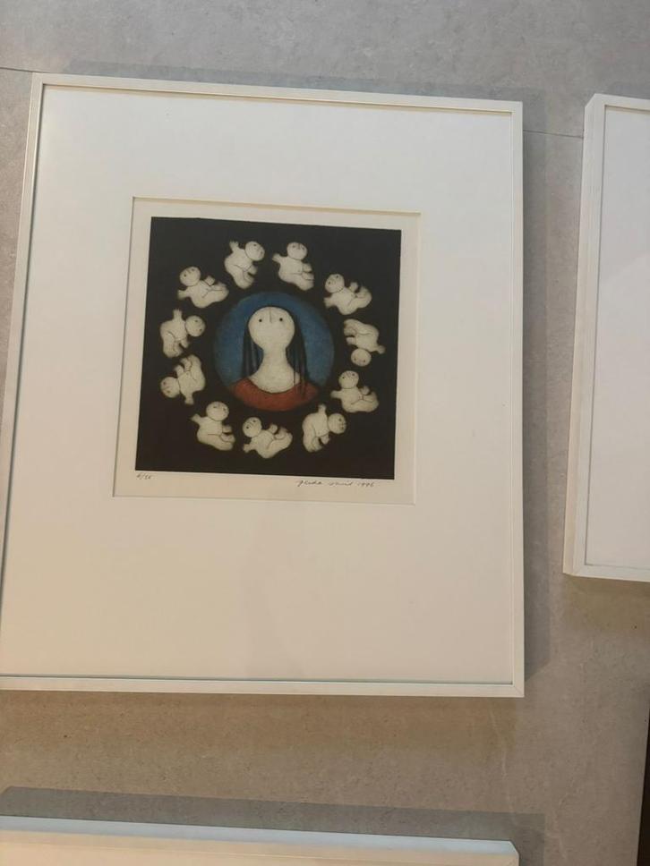 Gerda Smit ets - meisje omringd door babyfiguren, Antiek en Kunst, Kunst | Etsen en Gravures, Ophalen of Verzenden