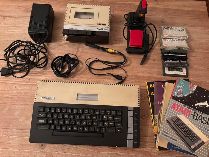 Atari 800XL met kabels, adapter, atari 1010 en boeken, Computers en Software, Vintage Computers, Ophalen of Verzenden