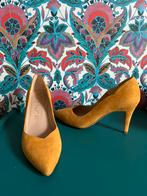 Prachtige suède pumps van Unisa, Ophalen of Verzenden, Zo goed als nieuw, Geel