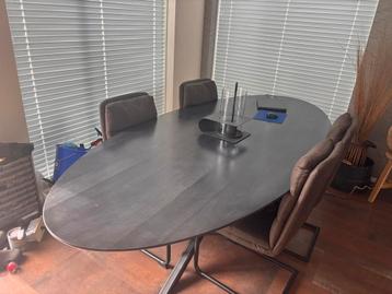 Massief eiken tafel met zware stalen kruispoot beschikbaar voor biedingen