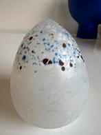 Kosta Boda Egg Glasobject Backström Wit Spikkel Gegraveerd, Antiek en Kunst, Ophalen of Verzenden