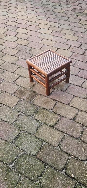 Bijzettafel van Rotan beschikbaar voor biedingen