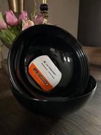 Le Creuset zwarte Serveerschalen in Aardewerk 24cm (2,2 ltr), Huis en Inrichting, Keuken | Servies, Ophalen of Verzenden, Effen