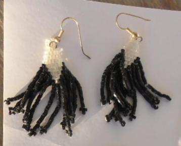 lange kraaltjes oorbellen hangers /zwart/witte glaskraaltjes beschikbaar voor biedingen