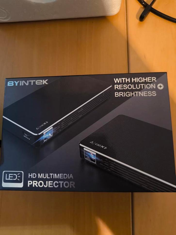 Beamer met accu (draadloos) Byintek P10, Audio, Tv en Foto, Beamers, Zo goed als nieuw, LED, Ophalen of Verzenden