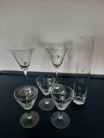 Set gegraveerd glaswerk kristal vintage retro dun glas beschikbaar voor biedingen