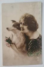 fotokaart jonge vrouw met hond collie, getint 1900/1910's, Gebruikt, Verzenden, Foto, Voor 1940