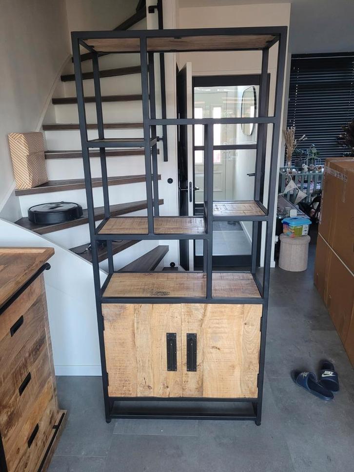 Kast van mango hout en staal, Huis en Inrichting, Kasten | Stellingkasten, Zo goed als nieuw, Ophalen of Verzenden