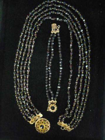antieke klederdacht ketting met granaat steentje en armband  beschikbaar voor biedingen