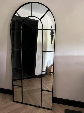 Wand spiegel met ruitjes beschikbaar voor biedingen