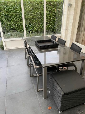Tuintafel met 6 stoelen + poef (incl. zwarte kussens) beschikbaar voor biedingen