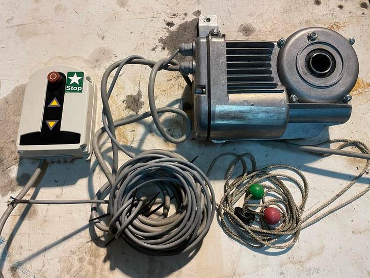 Opsteekmotor voor garage en industriedeuren, Doe-het-zelf en Verbouw, Deuren en Horren, Gebruikt, Garagedeur, 215 cm of meer, 120 cm of meer