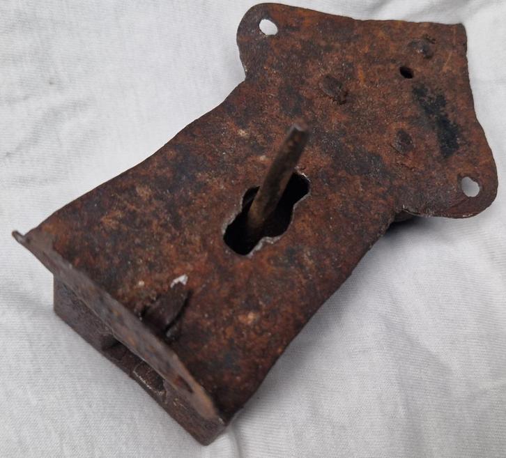 Groot antiek gesmeed, ijzeren slot kistslot, schatkist?, Antiek en Kunst, Antiek | Gereedschap en Instrumenten, Ophalen of Verzenden