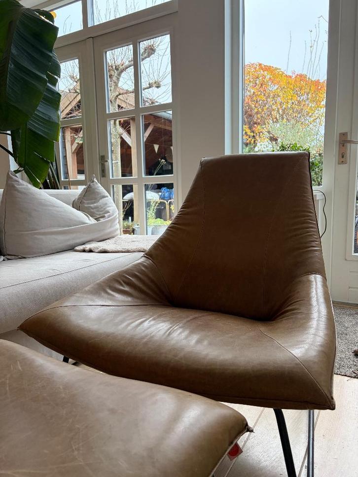 Jess cognac fauteuil en hocker, Huis en Inrichting, Fauteuils, Gebruikt, Leer, Metaal, 50 tot 75 cm, 75 tot 100 cm, Ophalen