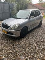 Daihatsu Sirion 1.3 VTR AUT 2004 Grijs, Auto's, Daihatsu, 4 cilinders, Metallic lak, 30 €/maand, Zilver of Grijs