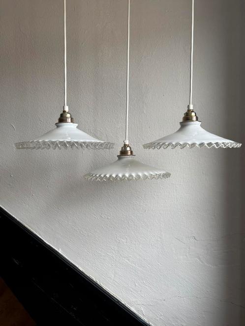 Vintage 3 set Franse wit melkglas glazen kartel hanglamp, Huis en Inrichting, Lampen | Hanglampen, Minder dan 50 cm, Glas, Ophalen of Verzenden