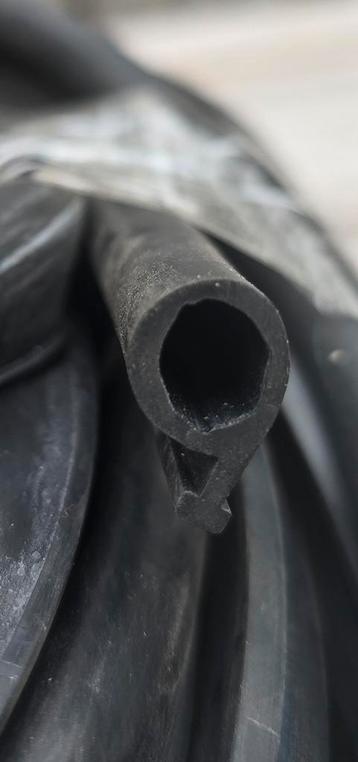 Rubber Seal Strip – EPDM Aprox 14-15 m. beschikbaar voor biedingen