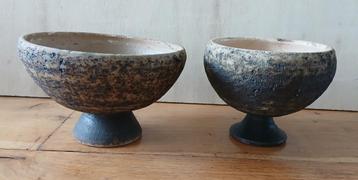 Set van 2 vintage berkenbast bloempotten op voet  beschikbaar voor biedingen