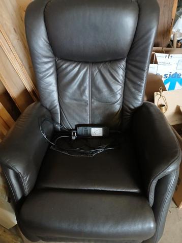 Mooie elektrische leren sta op stoel. beschikbaar voor biedingen