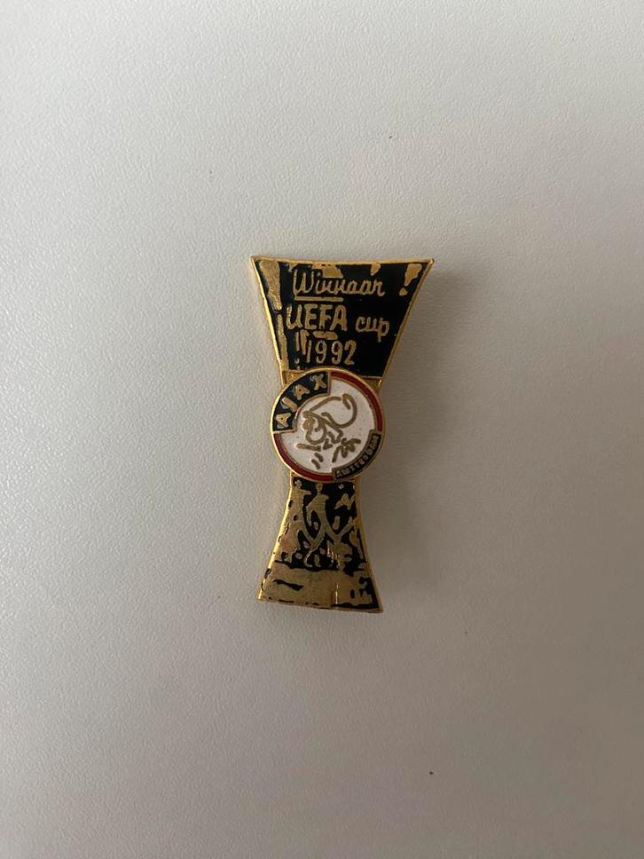 Ajax speldje Winnaar UEFA Cup 1992 Vintage collectors item, Verzamelen, Speldjes, Pins en Buttons, Zo goed als nieuw, Speldje of Pin