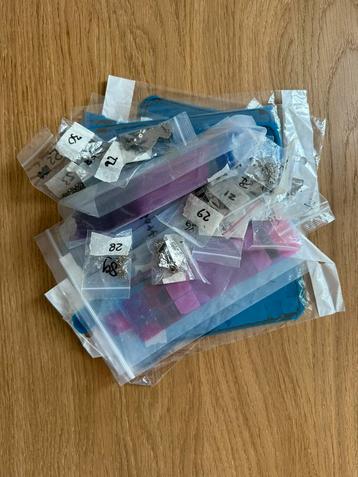 Verschillende schroefjes en framestickers iPhone beschikbaar voor biedingen