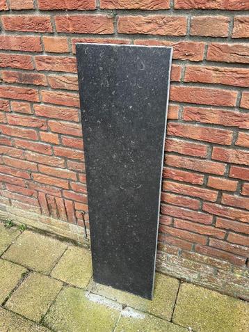 GRATIS: donkerbruine natuurstenen plank beschikbaar voor biedingen