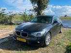 BMW 1-Serie 114I 3-DR 2013 Zwart. Groot oh gehad! Oa ketting, Auto's, 1-Serie, 65 €/maand, Achterwielaandrijving, 4 cilinders