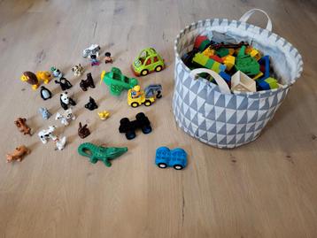 Mand vol Duplo stenen, dieren poppetjes, hekjes etc.