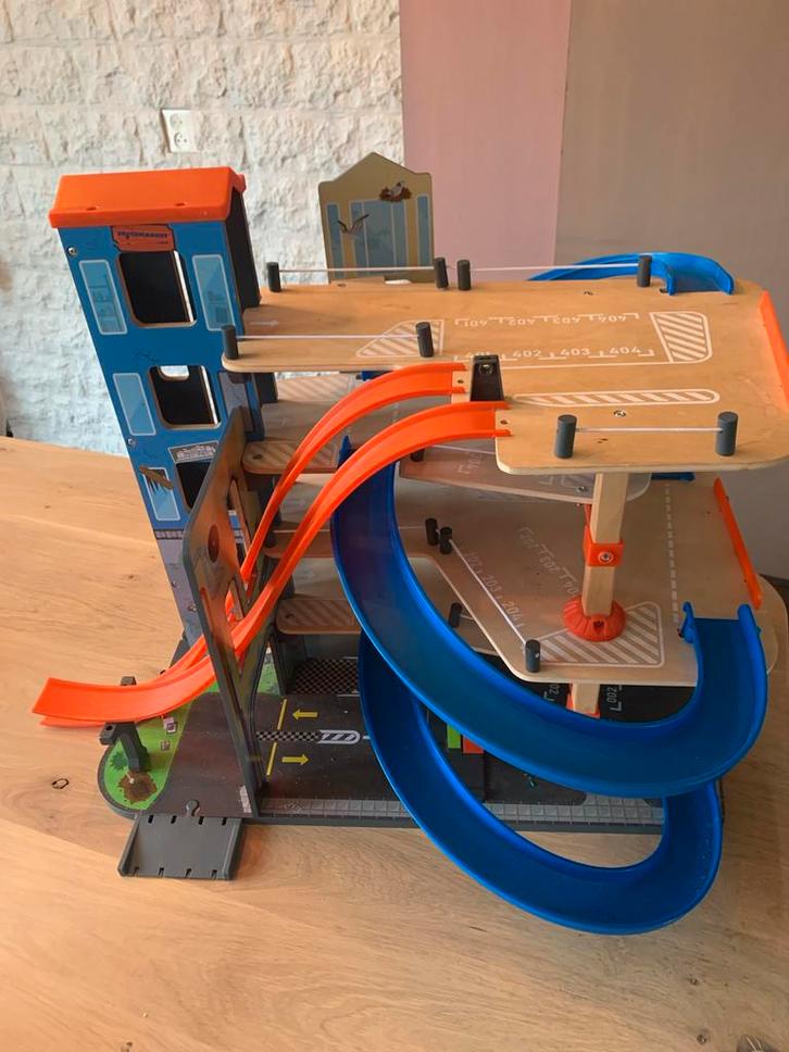 Houten Parkeergarage + Hot Wheels, Kinderen en Baby's, Speelgoed | Racebanen, Gebruikt, Handmatig, Hot Wheels, Ophalen