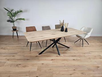 Eiken tafel met afgeronde hoeken beschikbaar voor biedingen