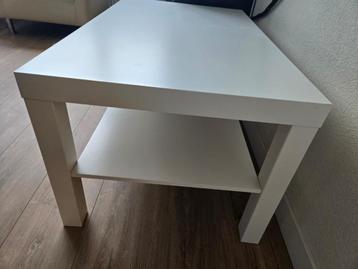 Witte salontafel met plank beschikbaar voor biedingen