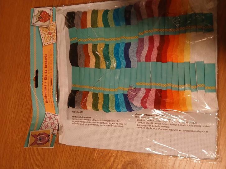 Borduurpakket 25 tegeltjes in een werk compleet met garen, Hobby en Vrije tijd, Borduren en Borduurmachines, Nieuw, Borduurpakket