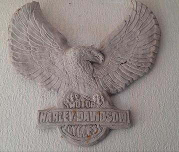 Ongeverfd beeld van het Adelaar logo van motor Harley Davids beschikbaar voor biedingen