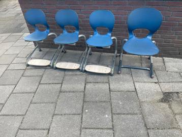 4 design schoolstoelen beschikbaar voor biedingen